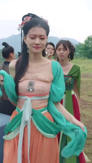 我能来回穿梭女儿国（83集）短剧中追到爽