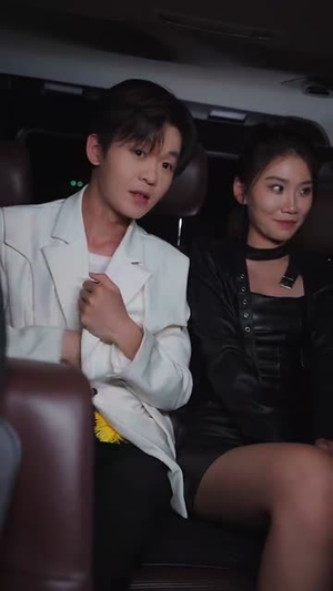 开局抽奖被姐姐们宠上天 (80集) 开局抽奖被姐姐们宠上天 (80集)好看的国产短剧